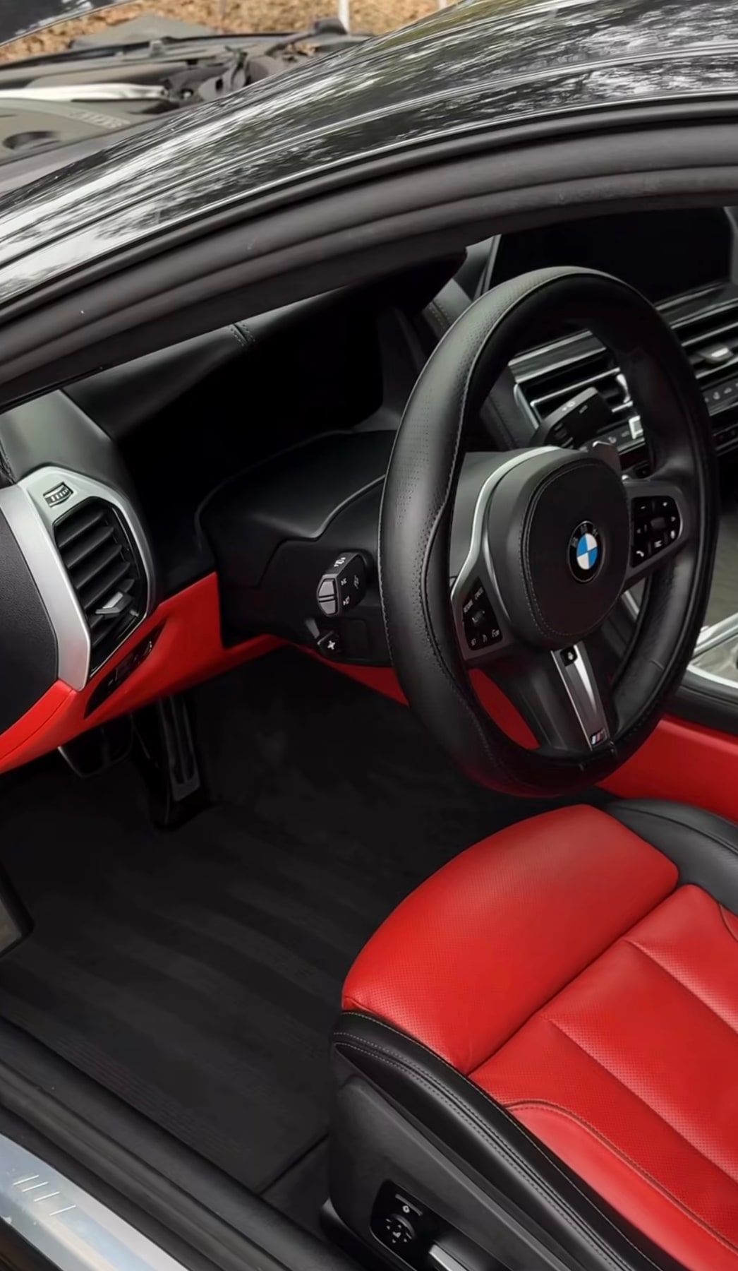 Abitacolo BMW in pelle rossa dopo il detailing