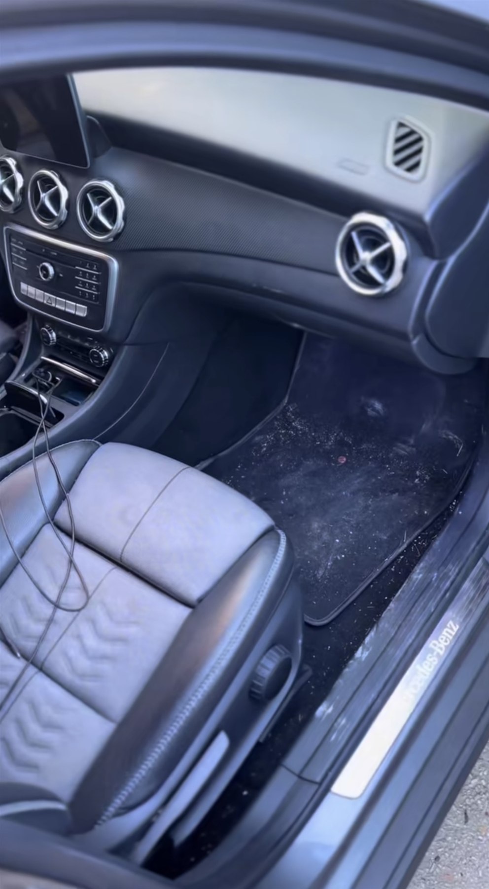 Lato passeggero Mercedes-Benz prima della pulizia